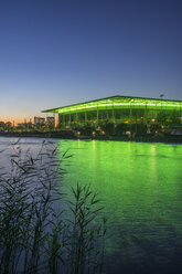 Deutschland, Niedersachsen, Wolfsburg, Autostadt, Volkswagen Arena am Abend - PVCF000705