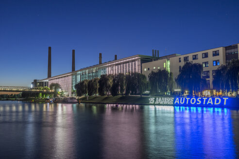 Deutschland, Niedersachsen, Wolfsburg, Autostadt am Abend, Blockheizkraftwerk von Volkswagen - PVCF000706