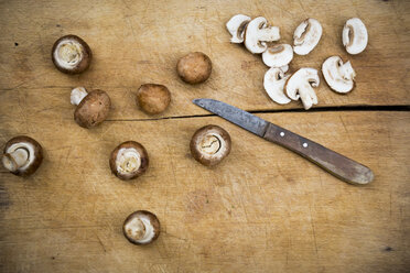 Crimini mushrooms on chopping board, knife - LVF004011