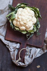 Weißer Blumenkohl auf dem Schneidebrett - SBDF002331