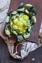 Grüner Blumenkohl auf dem Schneidebrett - SBDF002332