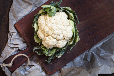 Weißer Blumenkohl auf dem Schneidebrett - SBDF002336