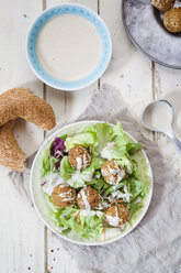 Hausgemachte Falafel mit Salat, Tahinisauce auf Teller - SBDF002355