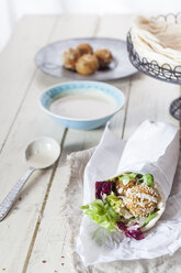 Hausgemachte Falafel mit Salat, Tahinisauce in Fladenbrot, Düruem - SBDF002358