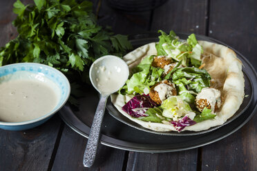 Hausgemachte Falafel mit Salat, Tahinisauce auf Fladenbrot - SBDF002360