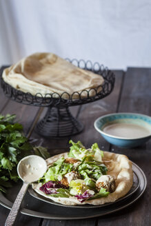 Hausgemachte Falafel mit Salat, Tahinisauce auf Fladenbrot - SBDF002361