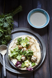 Hausgemachte Falafel mit Salat, Tahinisauce auf Fladenbrot - SBDF002362