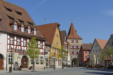 Deutschland, Bayern, Mittelfranken, Lauf an der Pegnitz, Marktplatz mit Hersbrucker Tor - LBF001253