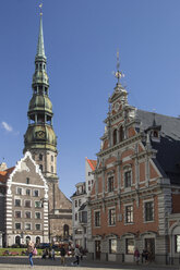 Lettland, Riga, Rathausplatz mit Peterskirche und Haus der Schwarzhäupter - MELF000098