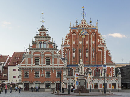 Lettland, Riga - Blackheads Haus in der Abenddämmerung - MELF000099