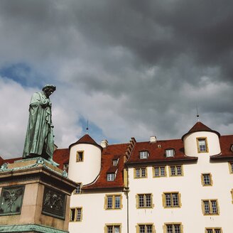 Deutschland, Baden-Württemberg, Stuttgart, Schiller-Statue und alte Kanzlei - ELF001646