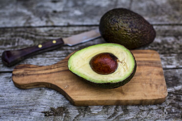 Chopped avocado on chopping board - SARF002205