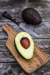 Geschnittene Avocado auf Schneidebrett - SARF002206