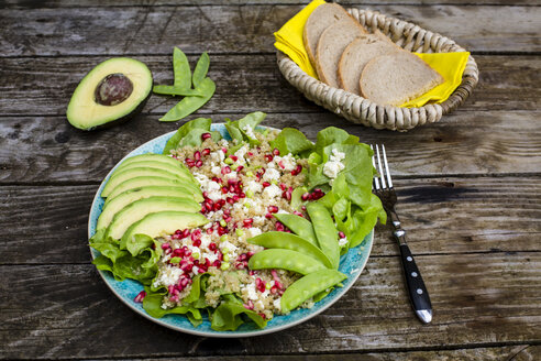 Quinoa-Salat mit Feta, Granatapfel, Avocado und Zuckerschoten auf dem Teller - SARF002207