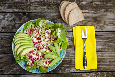 Quinoa-Salat mit Feta, Granatapfel, Avocado und Zuckerschoten auf dem Teller - SARF002209