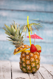 Pina Colada in einer Ananas - SARF002219