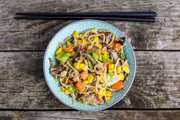 Vegetarian stir-fry with noodles, corn, carrots, mushrooms, sprouts and tofu - SARF002221