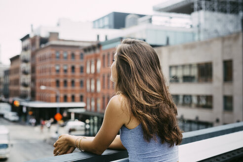 USA, New York City, junge Frau genießt die Aussicht auf die Stadt - GIOF000289