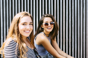 Porträt von zwei glücklichen jungen Frauen im Freien - GIOF000305