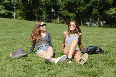 Zwei junge Frauen entspannen sich in einem Park - GIOF000314