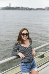 USA, New York City, lächelnde junge Frau am Hudson River - GIOF000322