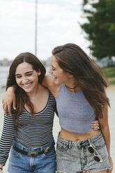 USA, New York City, two happy friends walking outdoors - GIOF000324