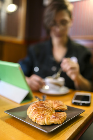 Teller mit Croissant in einem Kaffeehaus, lizenzfreies Stockfoto