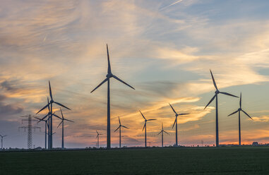 Windpark bei Sonnenuntergang - PVCF000708