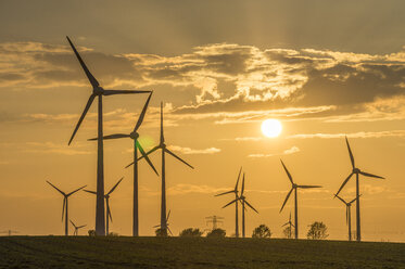 Windpark bei Sonnenuntergang - PVCF000709