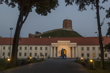 Litauen, Vilnius, Gediminas-Hügel und -Turm sowie das Litauische Nationalmuseum in der Abenddämmerung - MELF000100