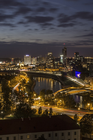 Litauen, Vilnius, Moderne Stadt Vilnius und Fluss Neris in der Dämmerung, lizenzfreies Stockfoto