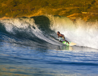 Indonesien, Lombok, surfender Mann - KNTF000119