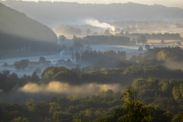 Oberösterreich, Blick auf Ettenau am Morgen - HAMF000062