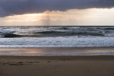 Frankreich, Lacanau Ozean, Sonnenuntergang am Strand - MYF001163
