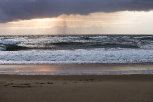 Frankreich, Lacanau Ozean, Sonnenuntergang am Strand - MYF001163