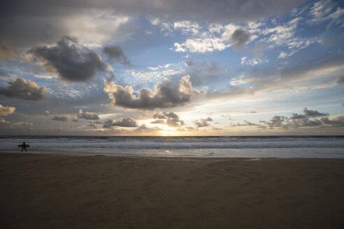 Frankreich, Lacanau Ozean, Surfer am Strand bei Sonnenuntergang - MYF001167