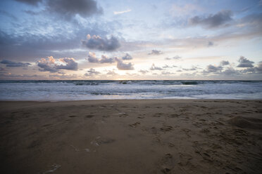 Frankreich, Lacanau Ozean, Sonnenuntergang - MYF001168