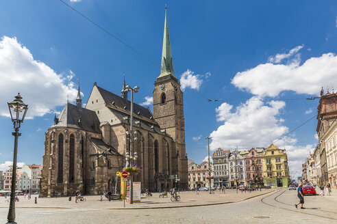 Tschechische Republik, Region Pilsen, Pilsen, Hauptplatz mit gotischer St.-Bartholomäus-Kathedrale - MABF000337