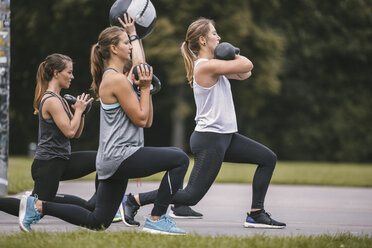 Four women having an outdoor boot camp workout - MADF000524