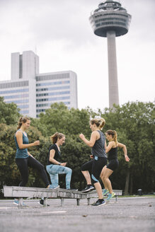 Vier Frauen beim Workout im Freien - MADF000525