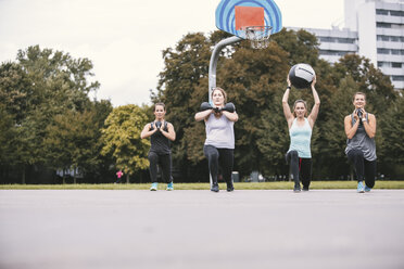 Vier Frauen beim Bootcamp-Workout im Freien - MADF000527