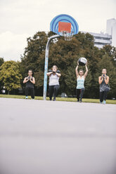 Vier Frauen beim Bootcamp-Workout im Freien - MADF000528