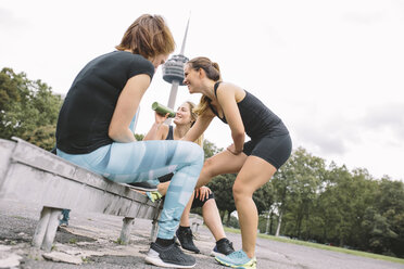 Vier Frauen entspannen sich nach dem Training - MADF000540