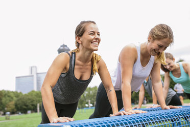 Vier Frauen beim Workout im Freien - MADF000542