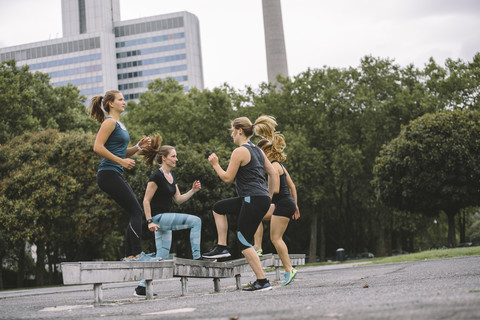 Vier Frauen beim Workout im Freien, lizenzfreies Stockfoto