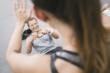 Frauen beim Bootcamp-Workout im Freien - MADF000545