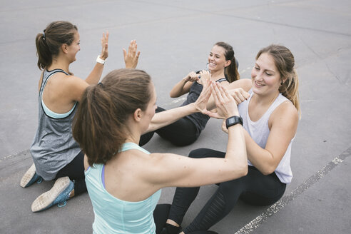 Vier Frauen beim Bootcamp-Workout im Freien - MADF000553