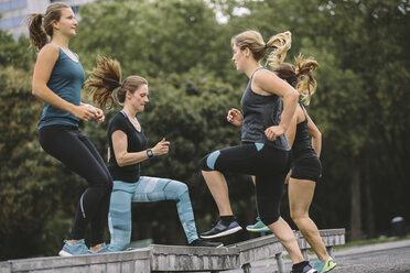 Vier Frauen beim Workout im Freien - MADF000557