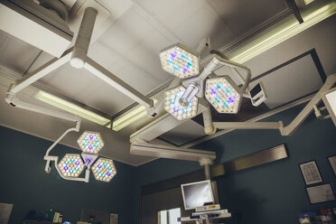 Bright lights above operating room table - MFF002325