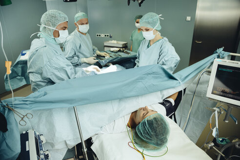 Team operiert eine Frau auf dem Operationstisch - MFF002327